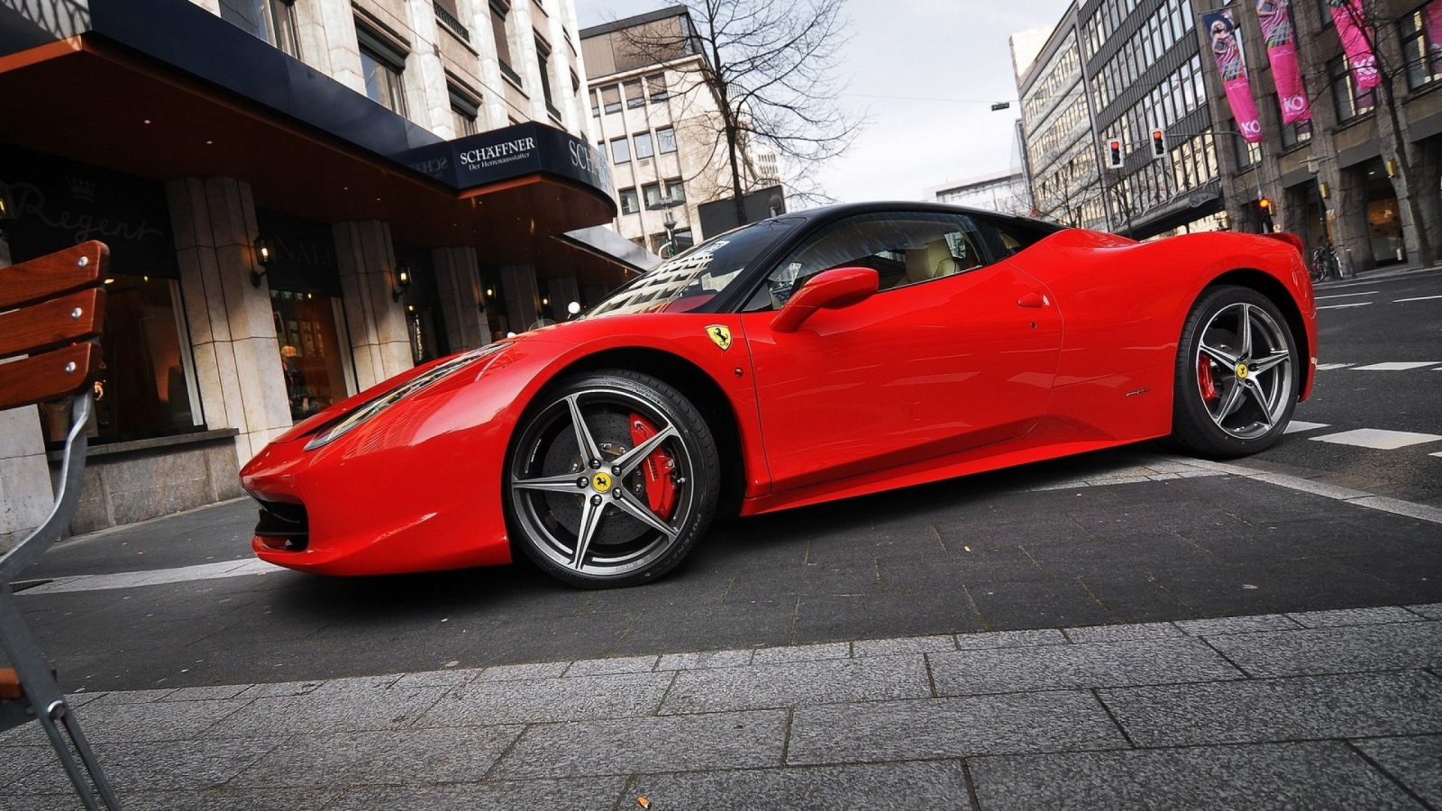 Феррари на улице