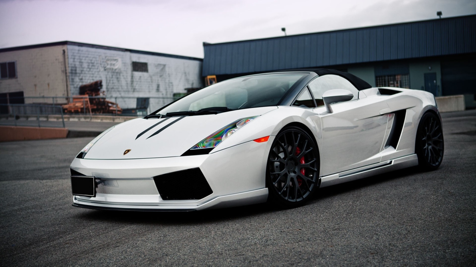 Белый автомобиль Ламборджини