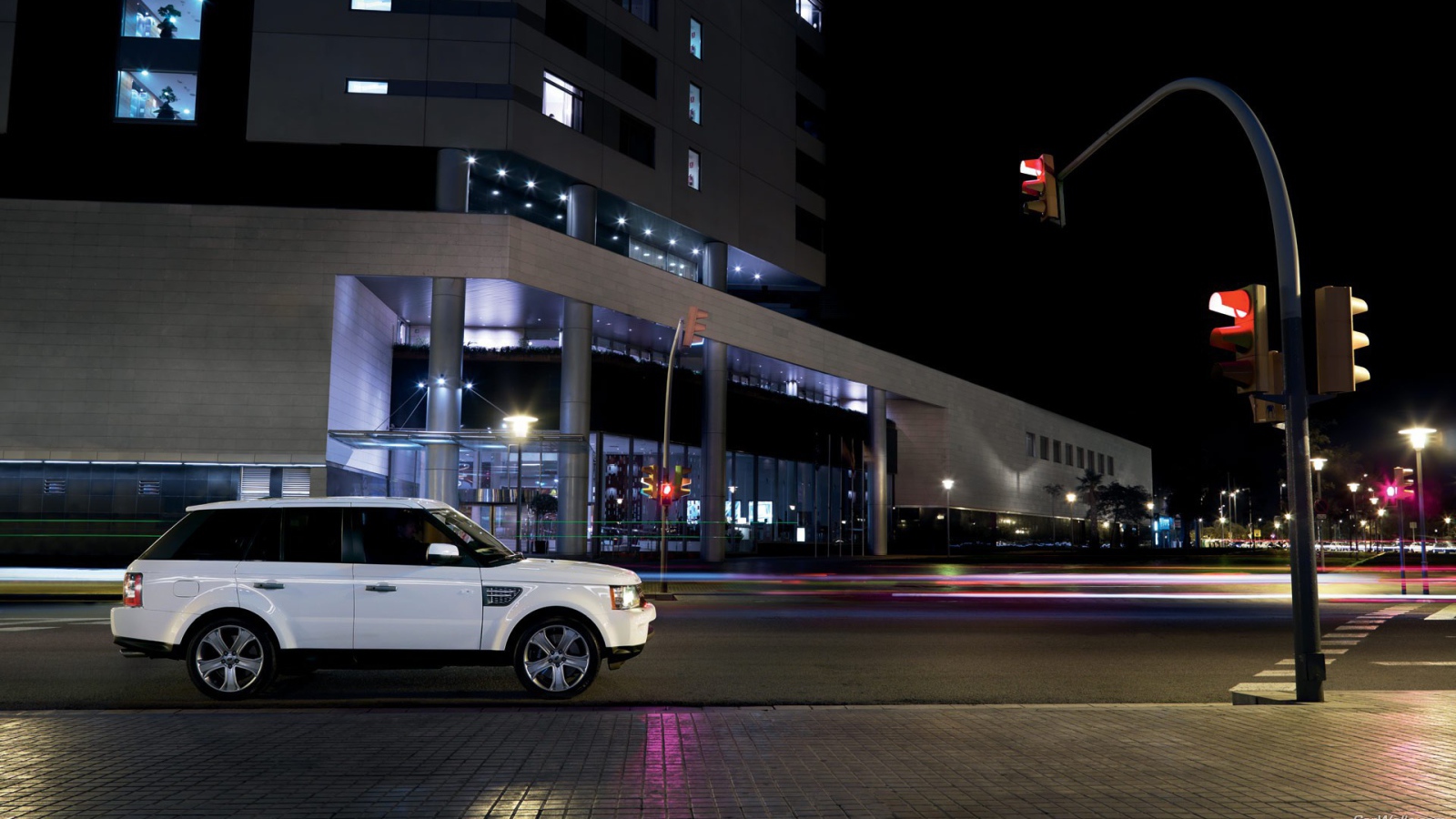 Land Rover у светофора