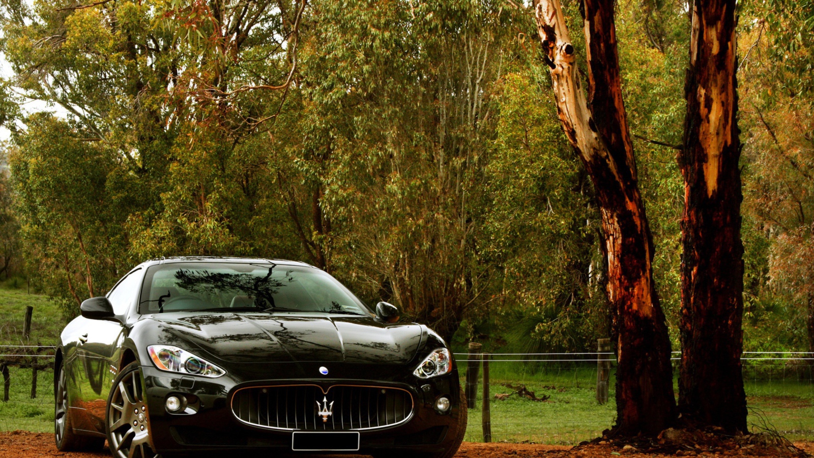 Черный автомобиль Мазерати