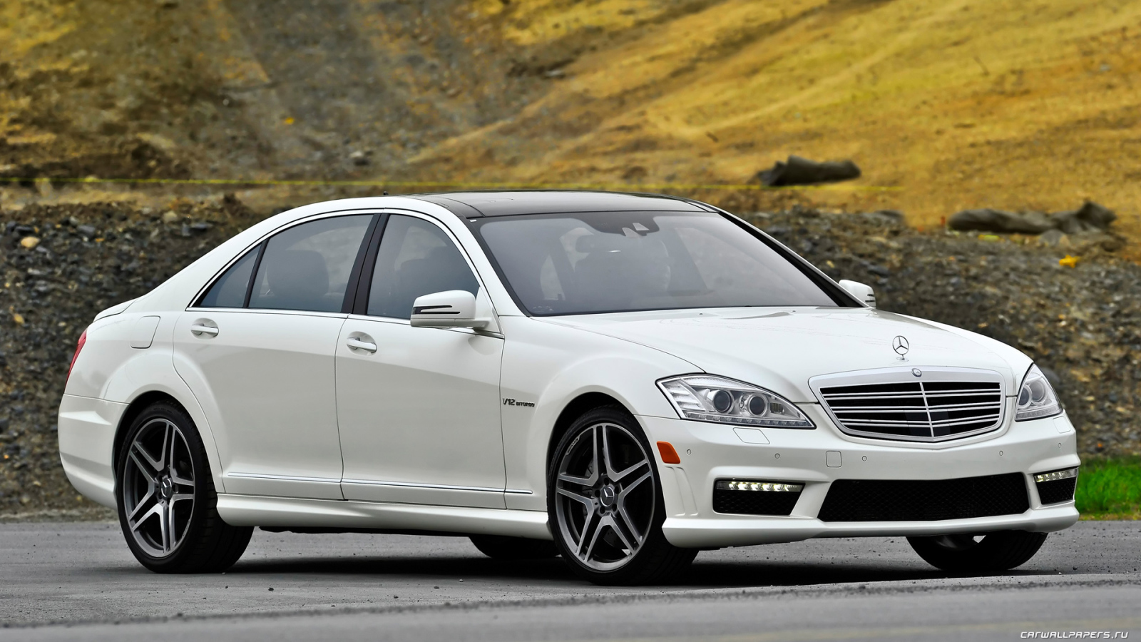 Белый Mercedes-Benz S65 AMG в парке