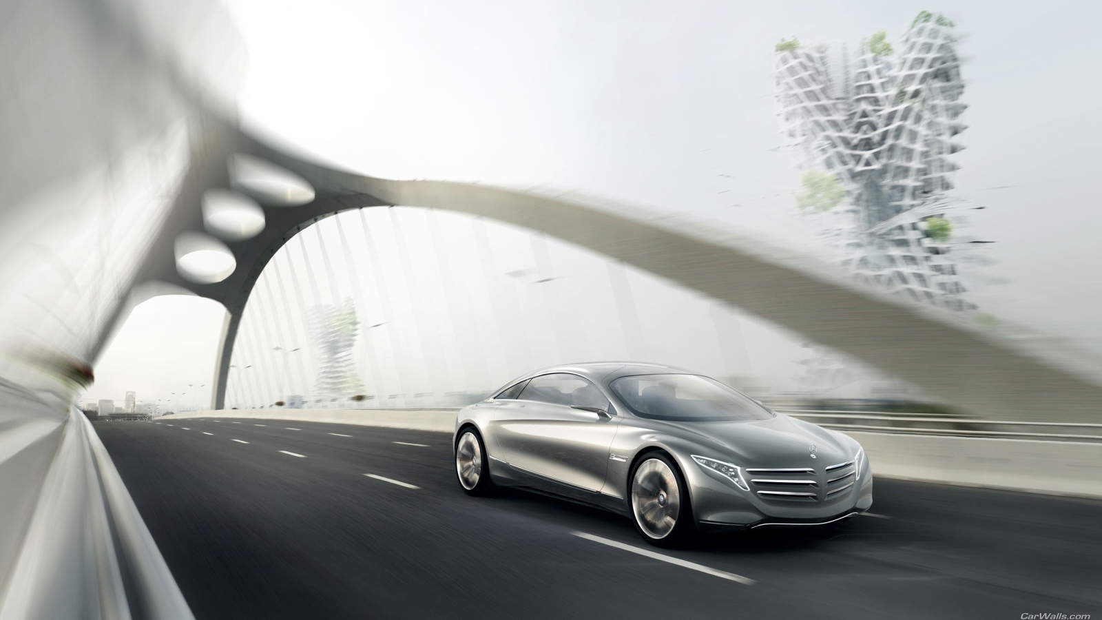 Мерседес едет по мосту