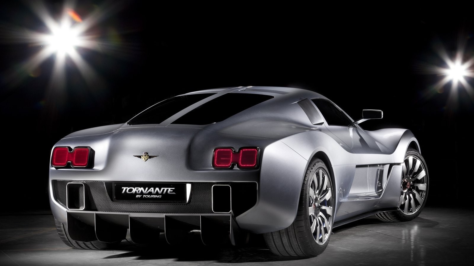 Серебристый автомобиль Gumpert