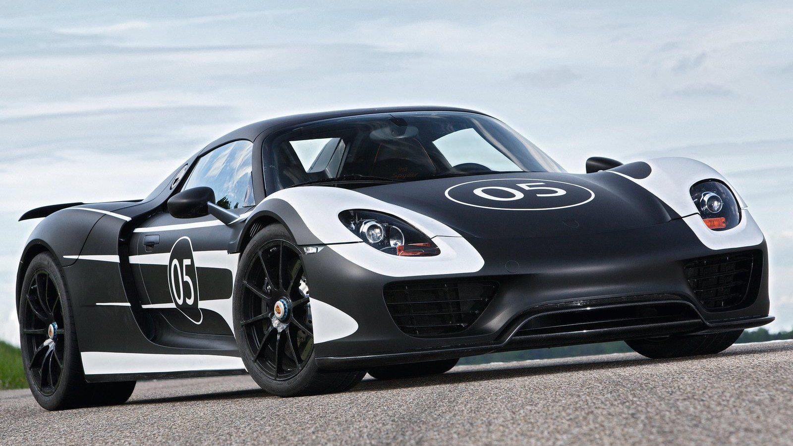 Спортивный автомобиль под номером 5