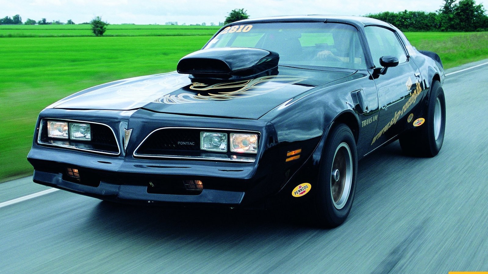 Pontiac на дороге