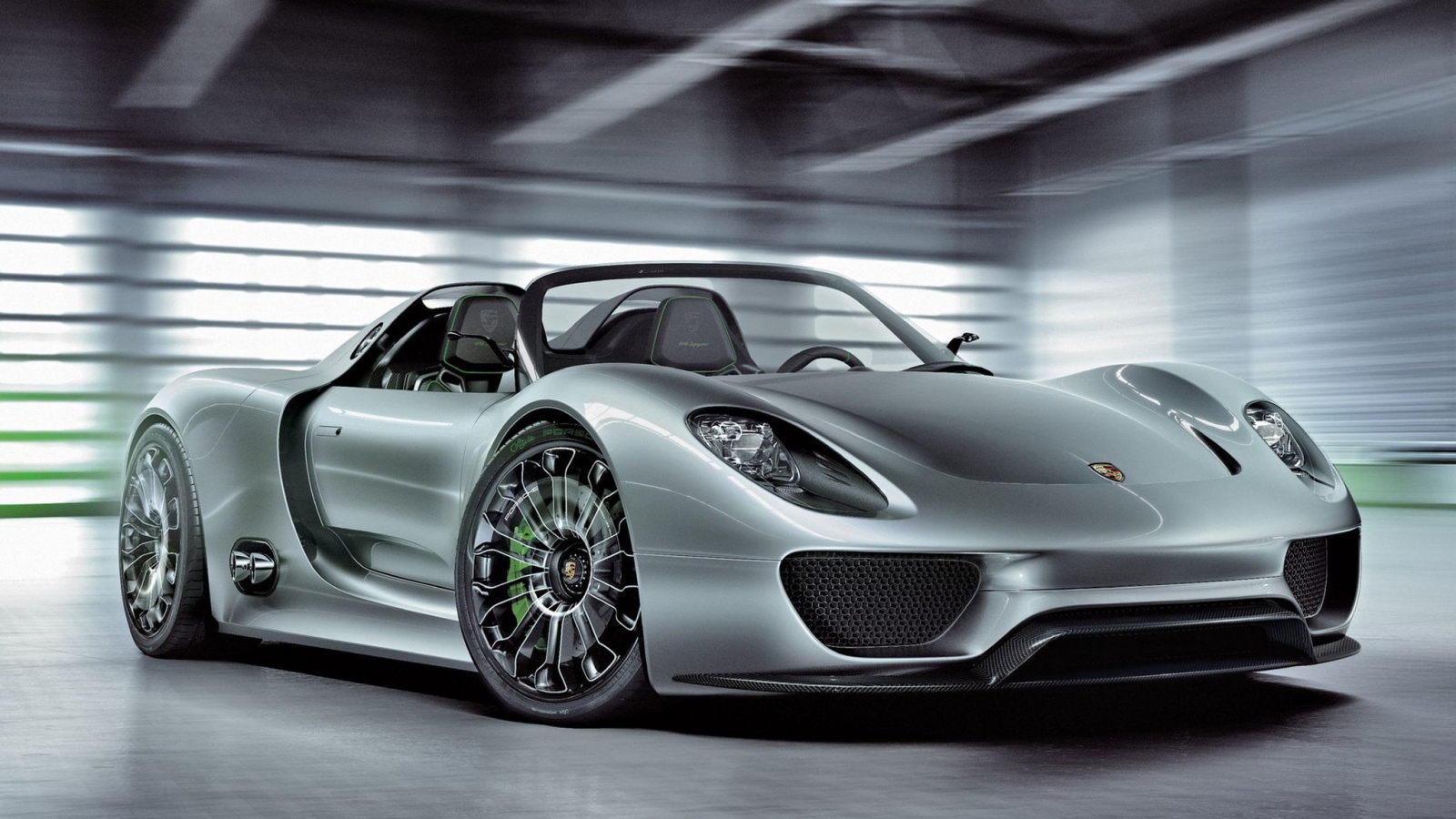 Серебристый Porsche 918 Spyder