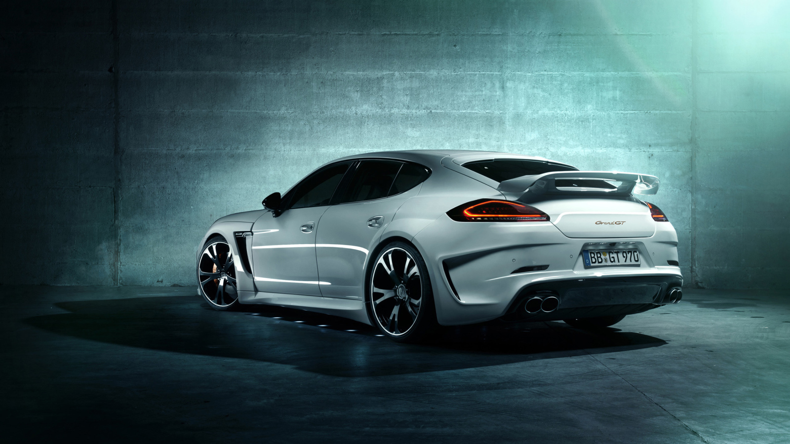 Белый Porsche Panamera Turbo S 2014 года в гараже
