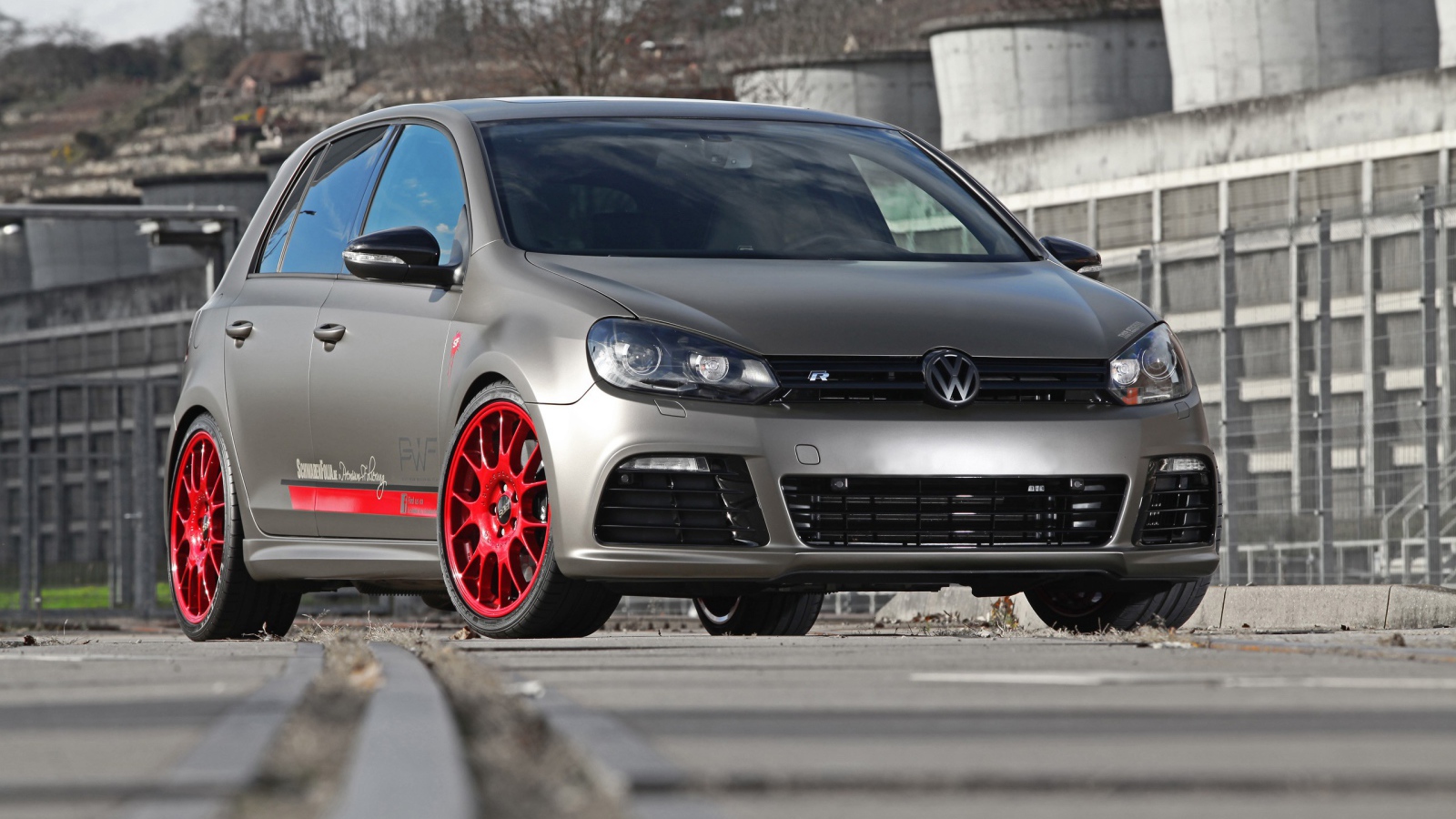 Фольксваген Гольф на стоянке