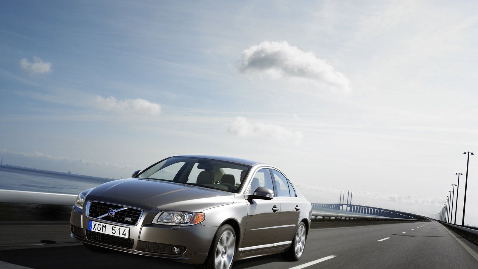 Серый Volvo S80 на дороге