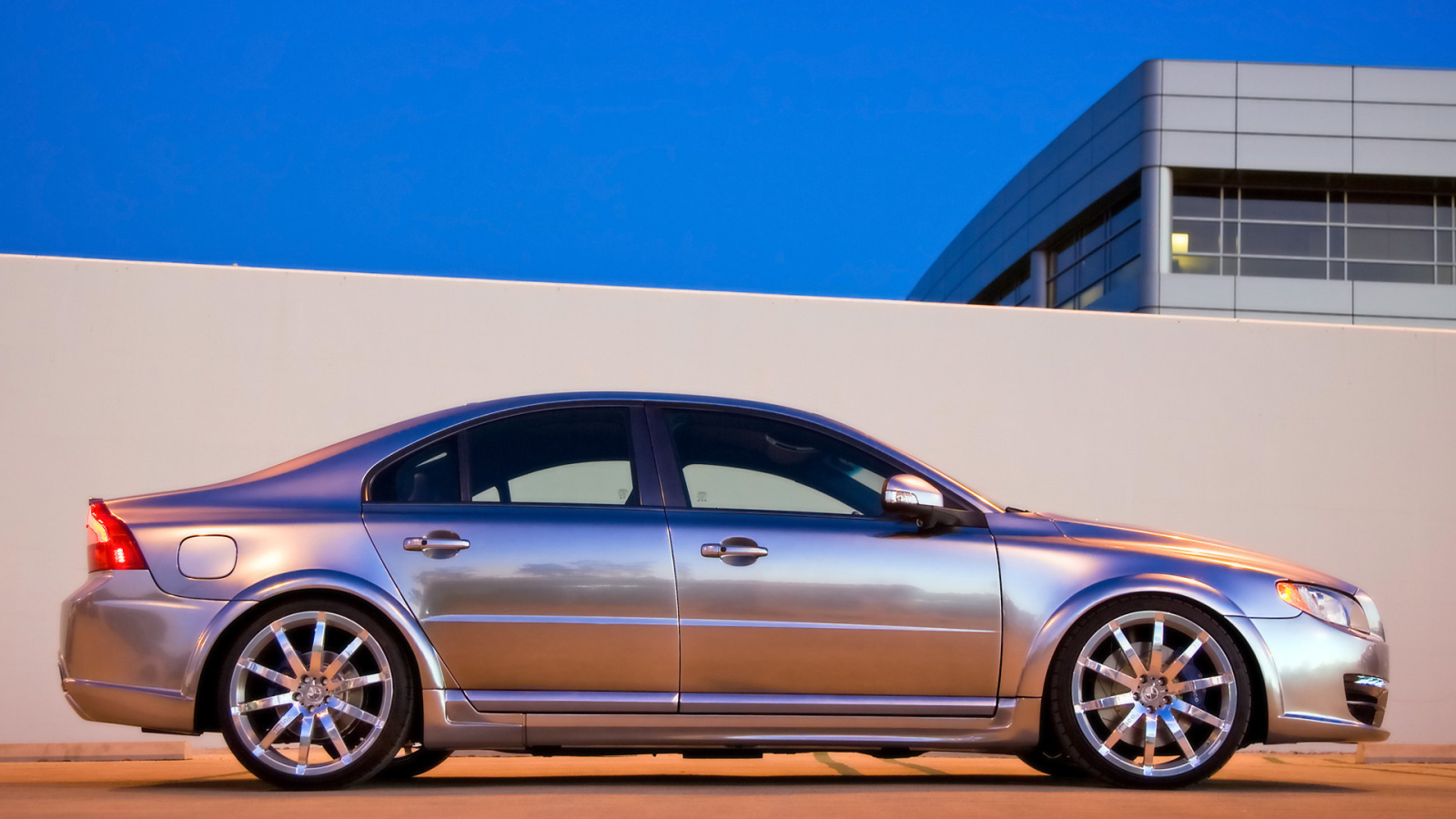 Серебряная Volvo S80