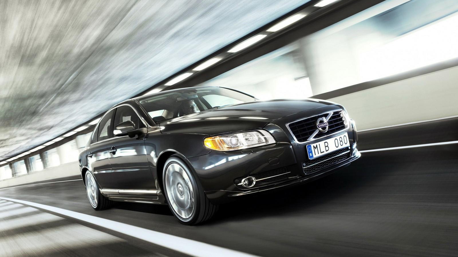 Черный Volvo S80 ускоряется
