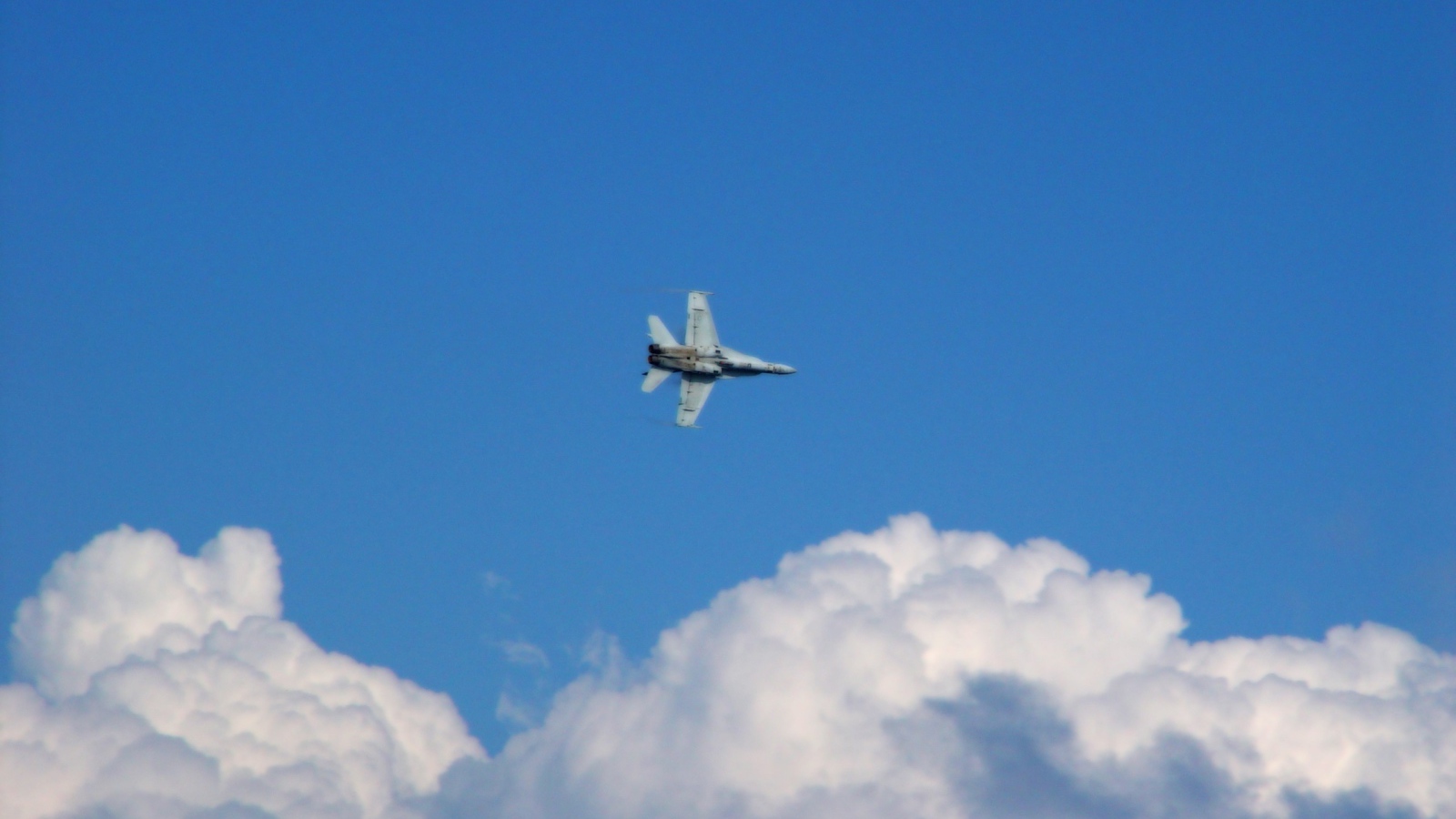 Военный самолет в облаках