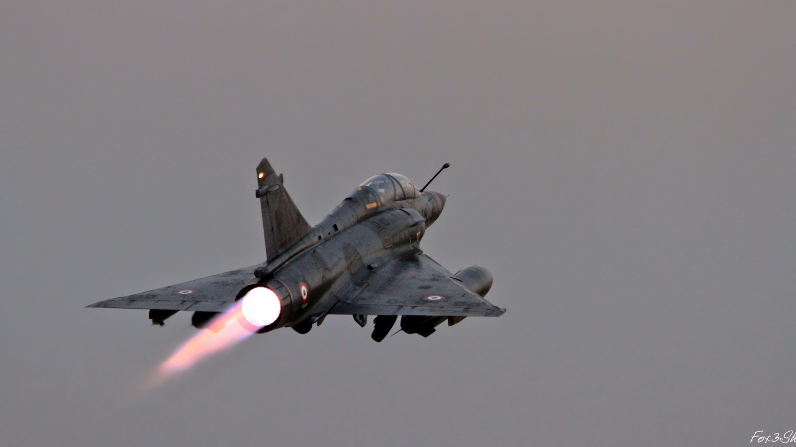 Военный самолет уходит в небо