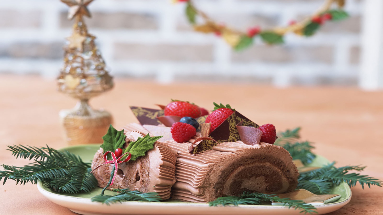 Шоколадный кекс с клубникой на рождество