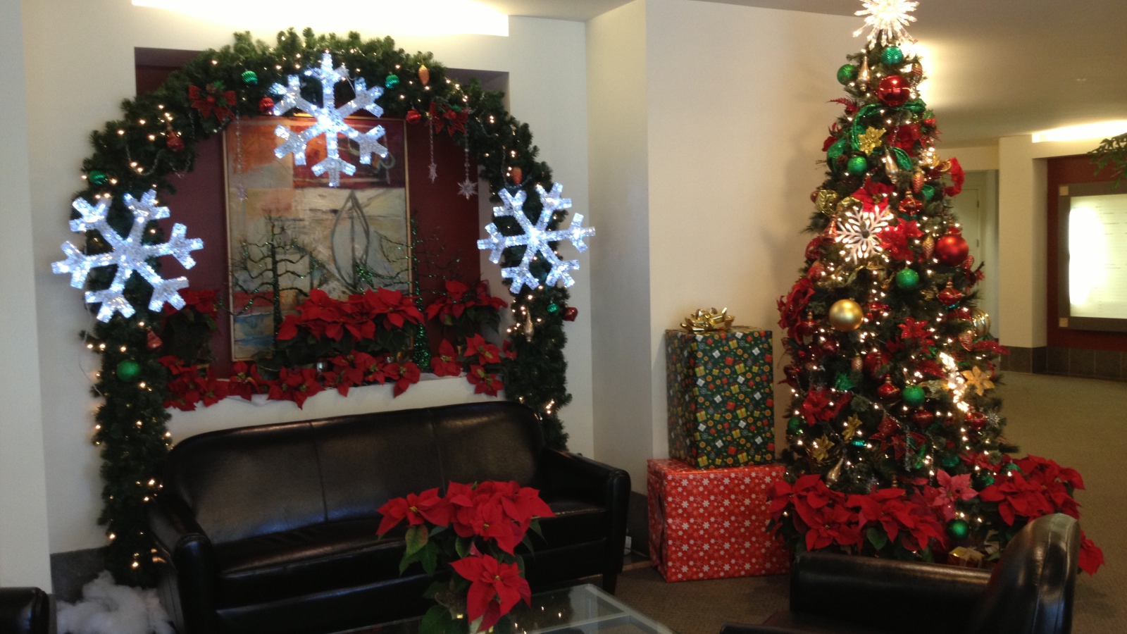 Украшенная уютная комната на рождество