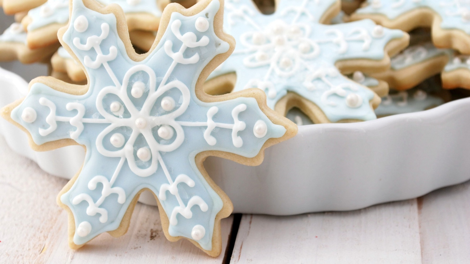 Печеньки в виде снежинок на рождество