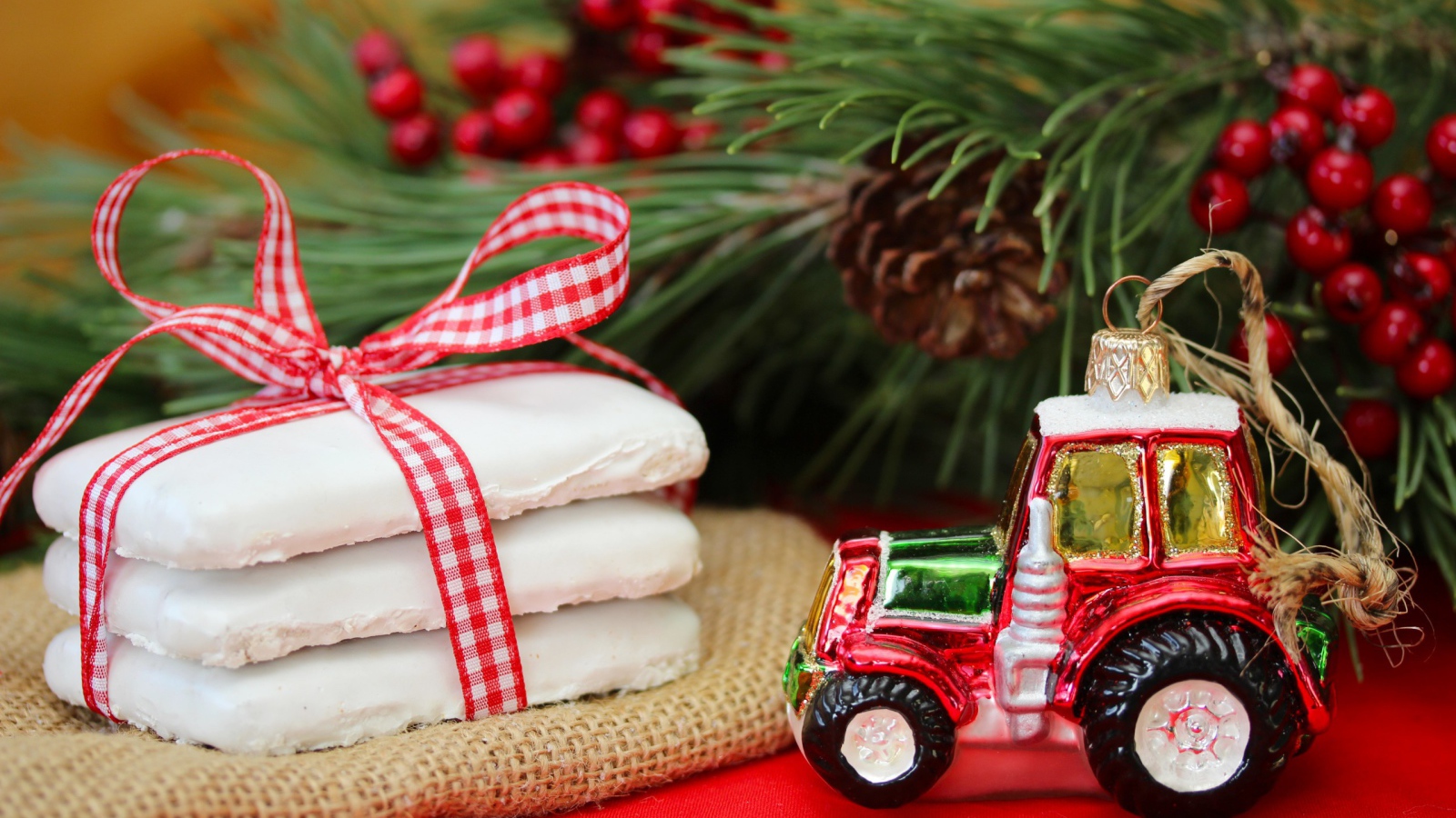 Лакомство и ёлочная игрушка в виде машинки на рождество
