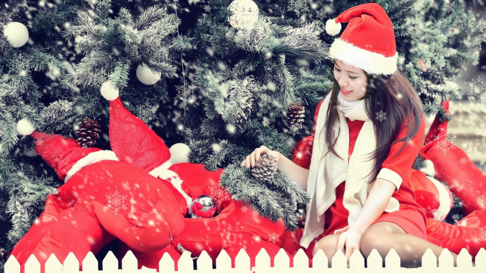 Девочка в костюме Санта клауса