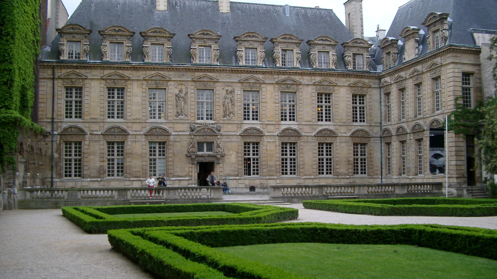 Архитектурный ансамбль с газонами