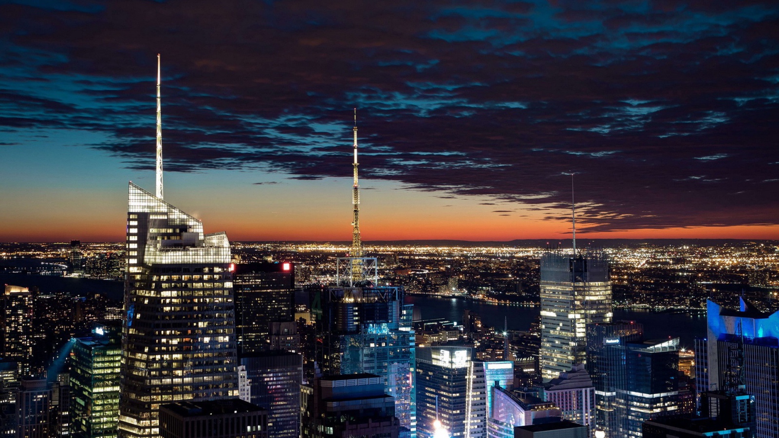 Пейзаж вечернего города с огнями