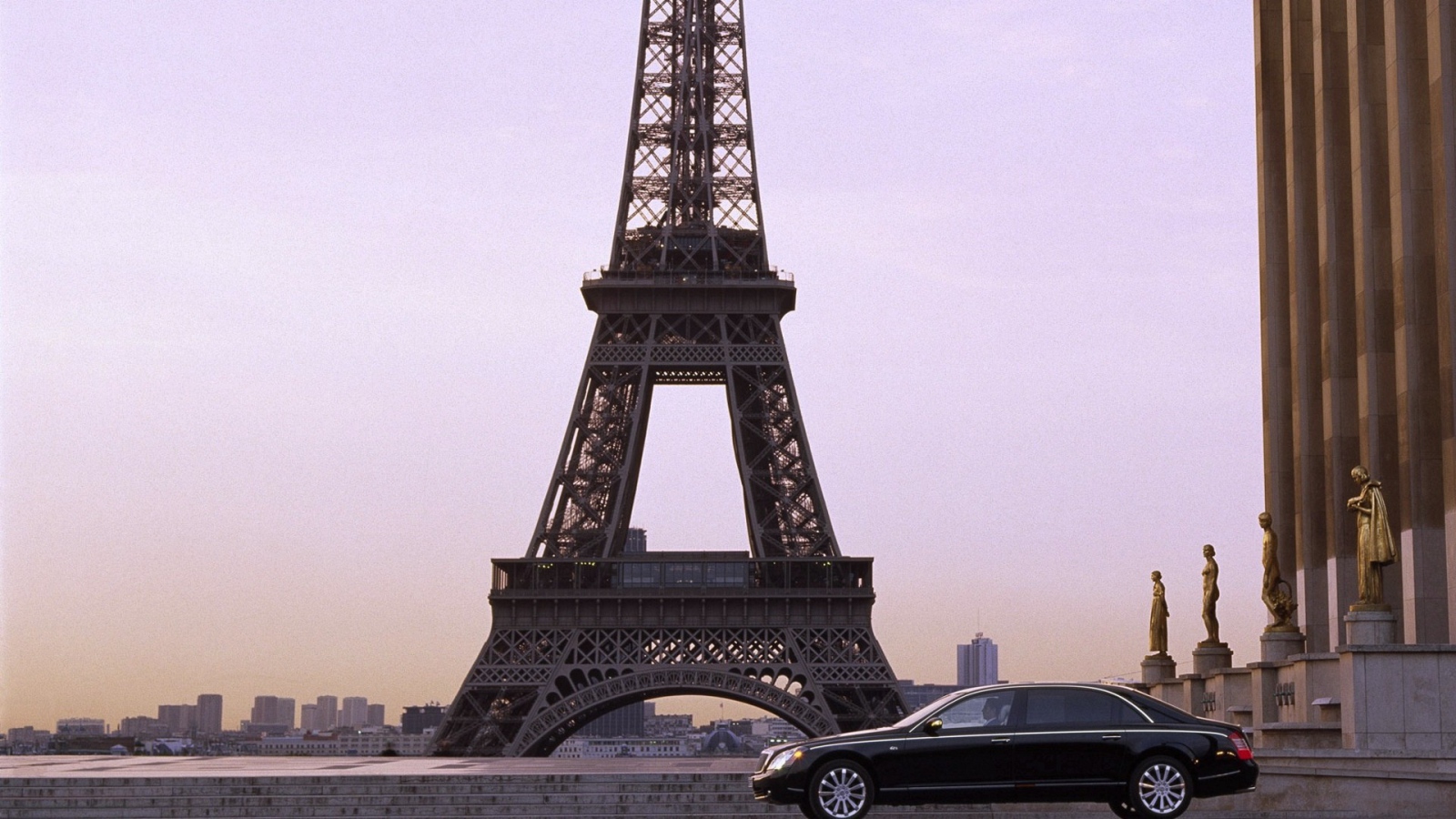 Автомобиль у Эйфелевой башни