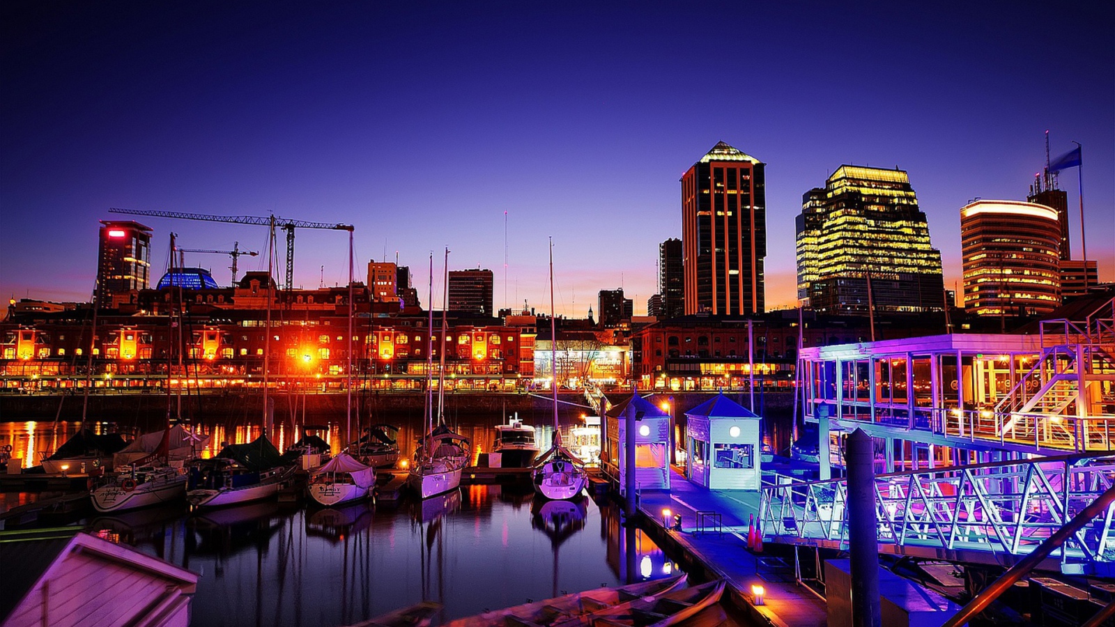 Вечерний город отражается в воде