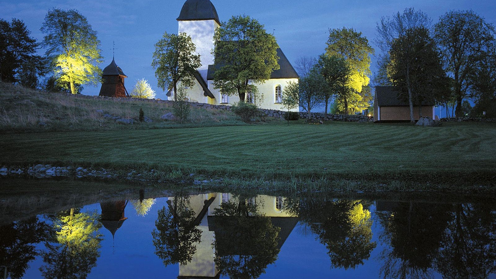 Костел на берегу озера