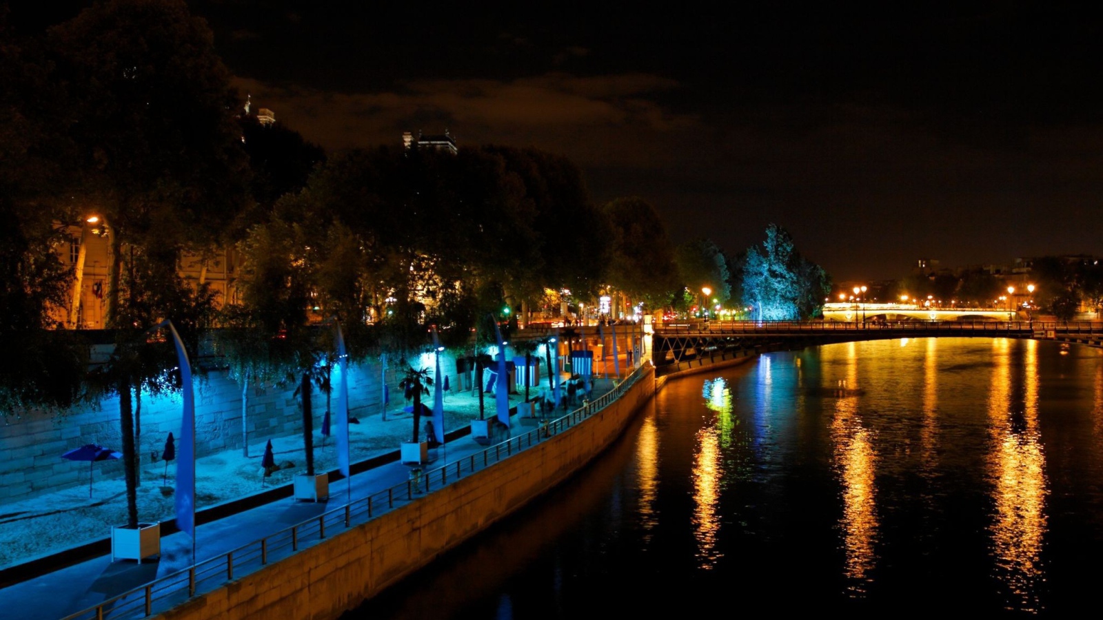 Городская набережная ночью