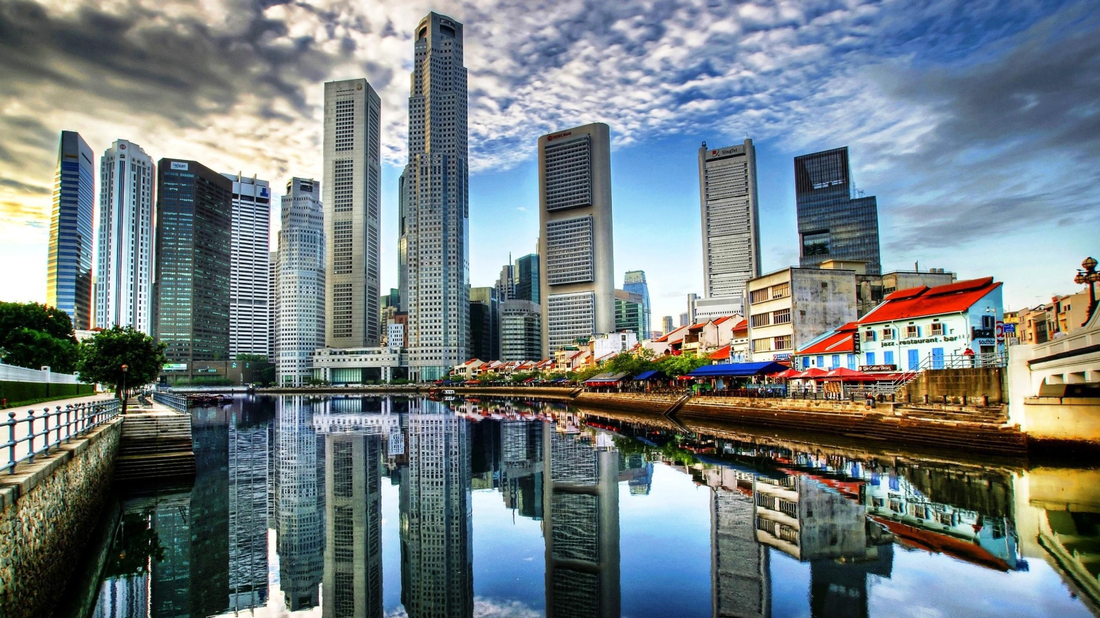 Небоскребы отражаются в реке