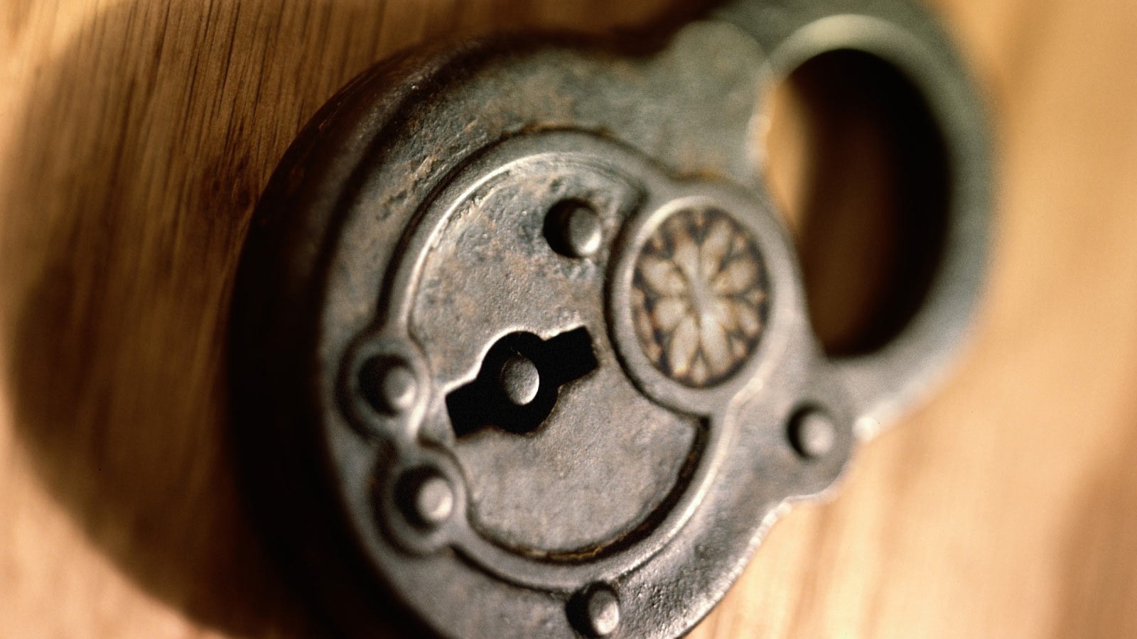 Старинный клепаный замок