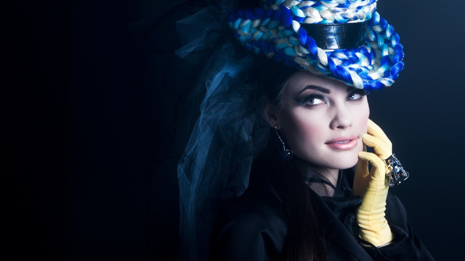 Девушка в синей шляпе