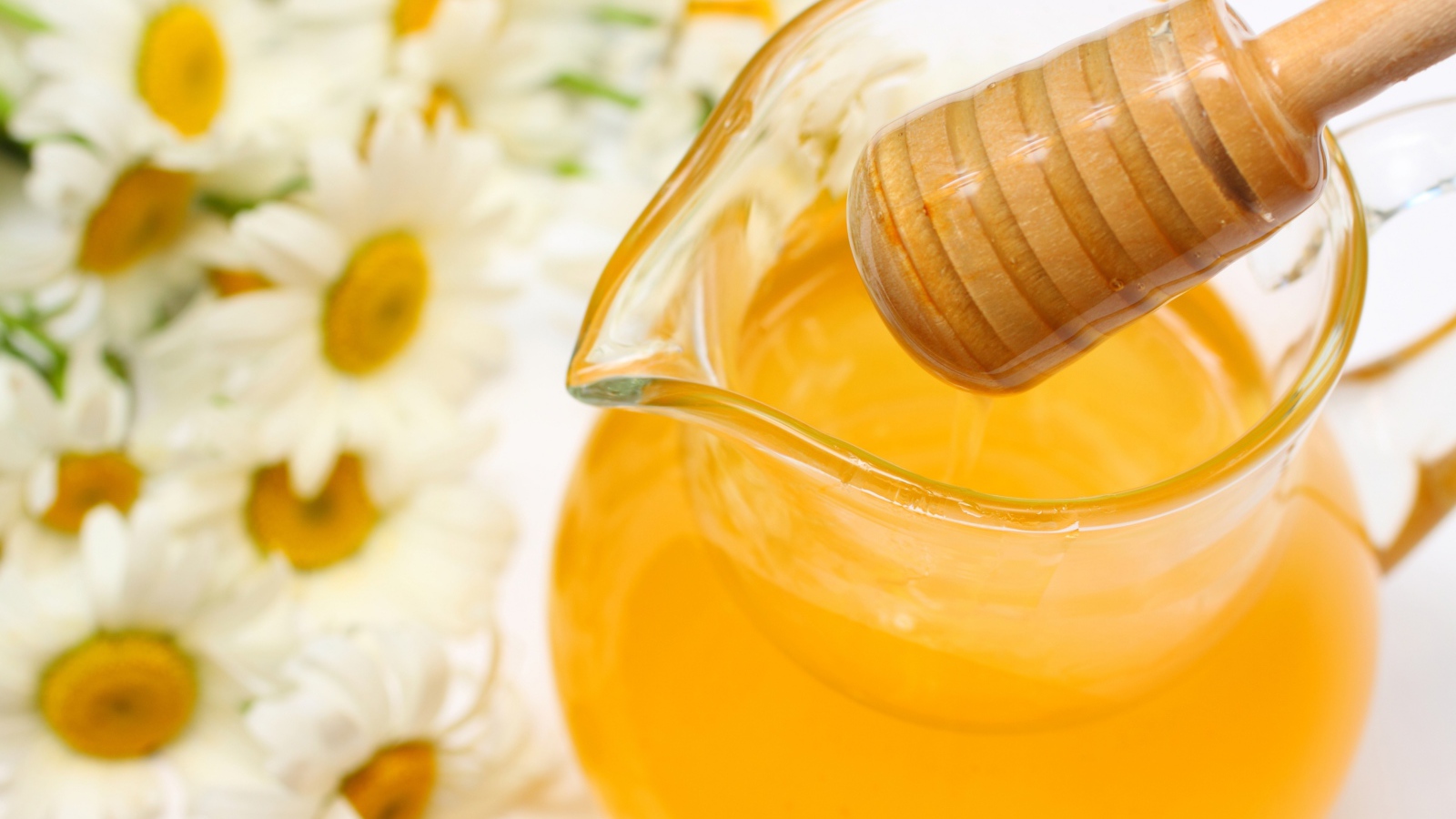 Желтый мед в кувшине
