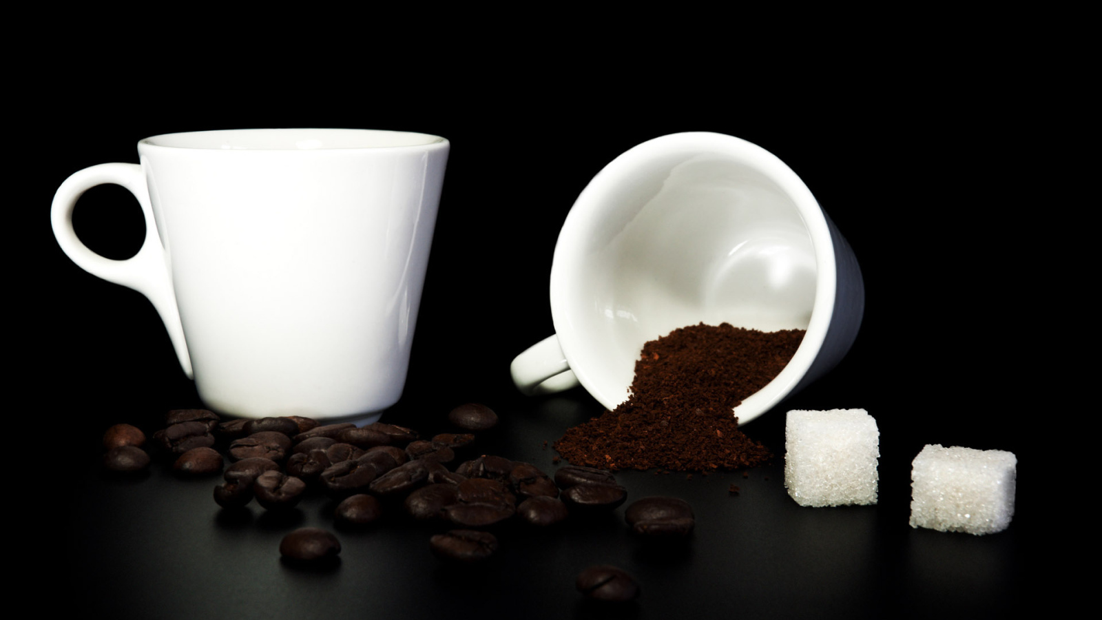 Кофе сахар и белые чашки