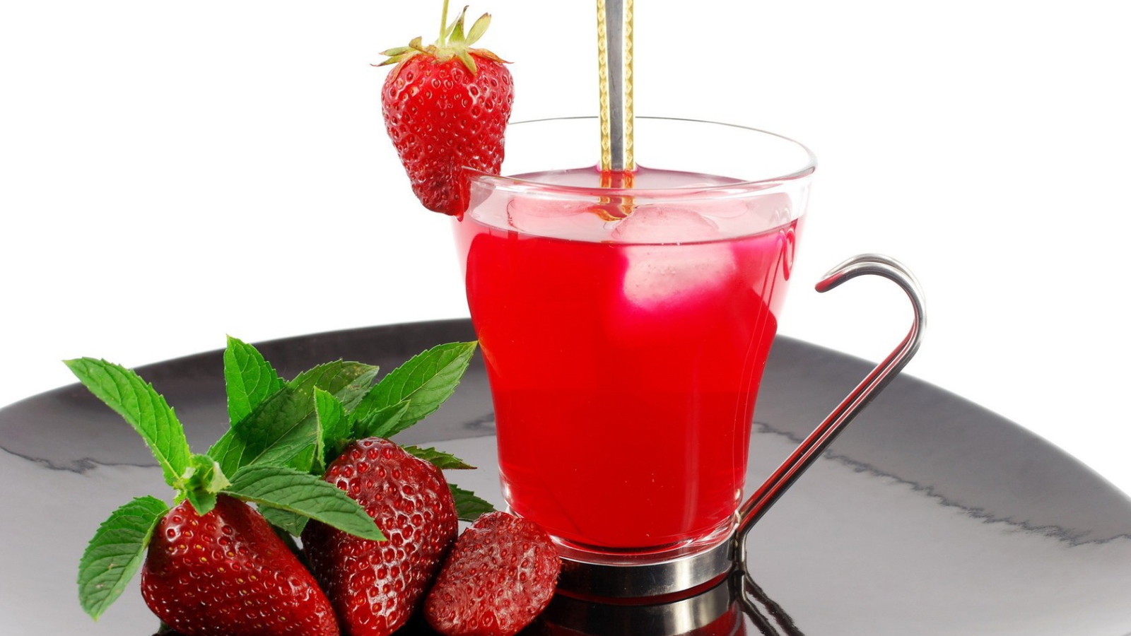 Клубничный коктейль в стакане