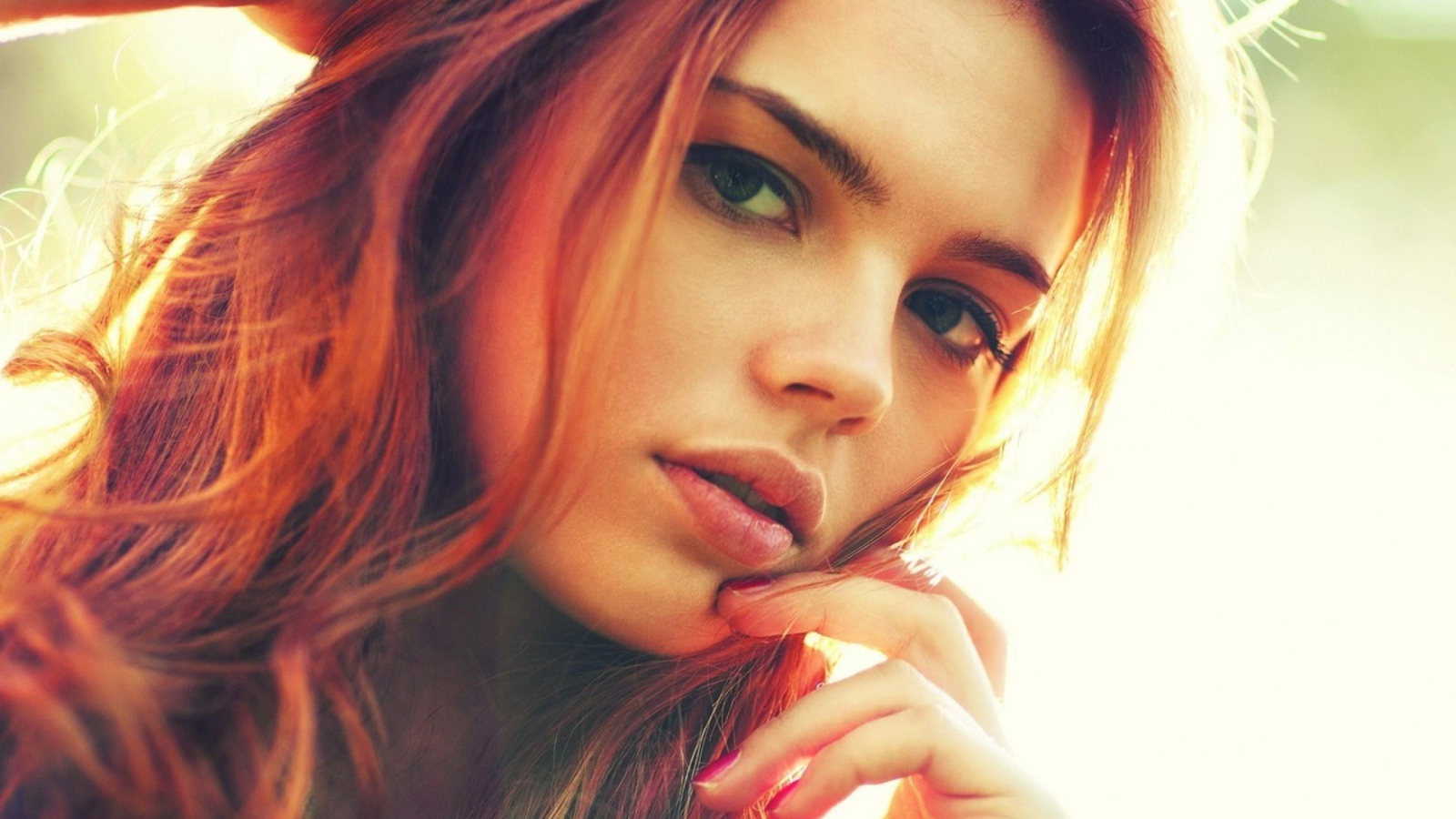 Красивая рыжая девушка