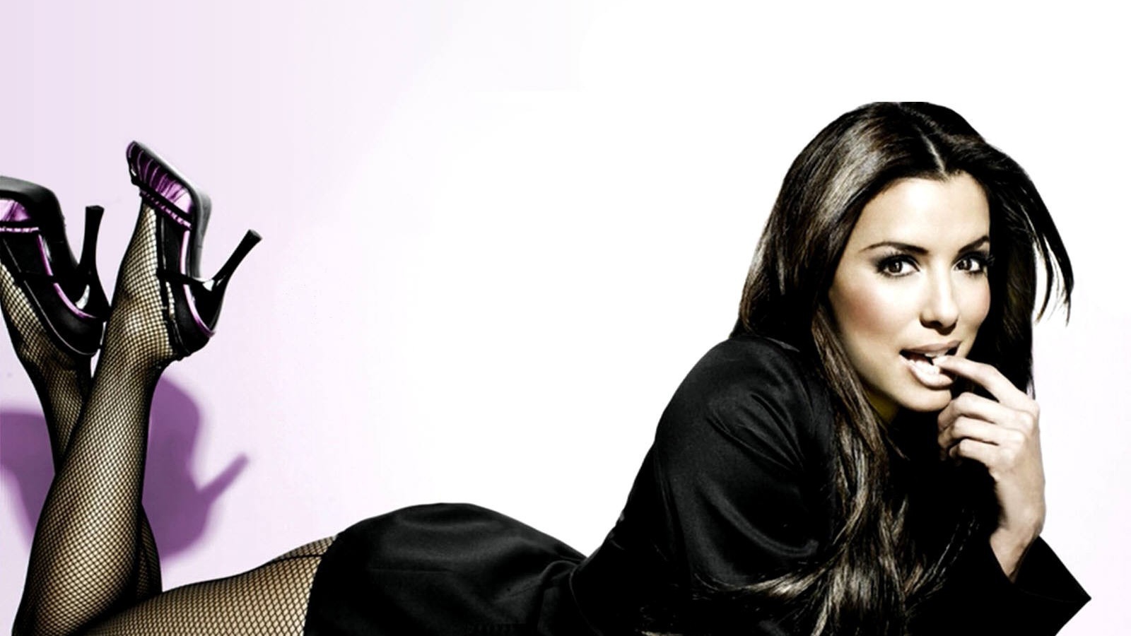 Актриса Ева Лонжор лежит