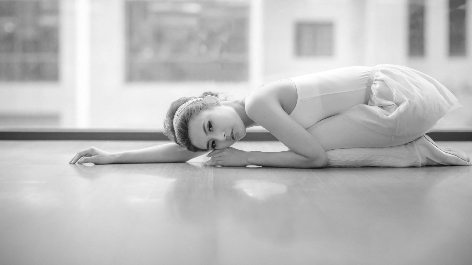 Красивая девочка балерина в белом