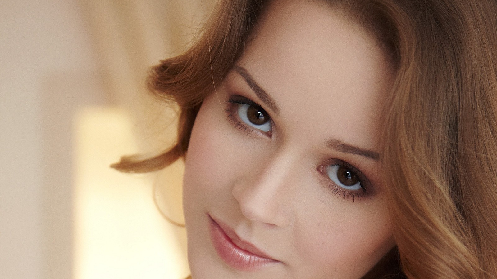 Большие карие глаза