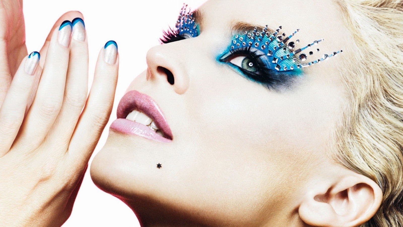 Блондинка с голубым макияжем