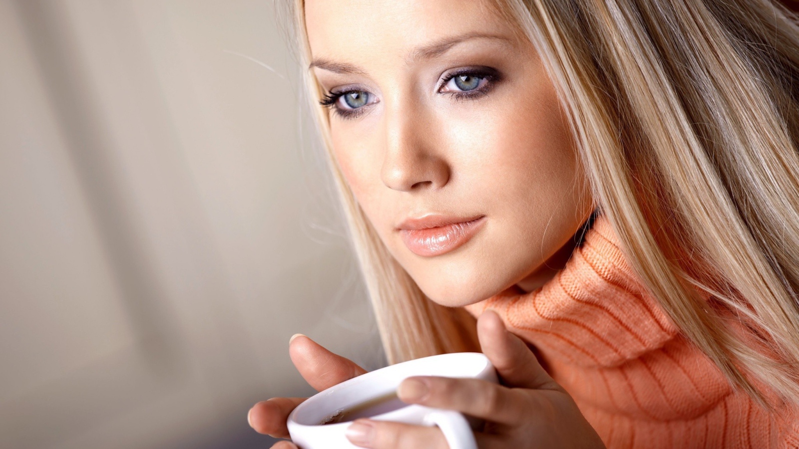Девушка с чашкой чая