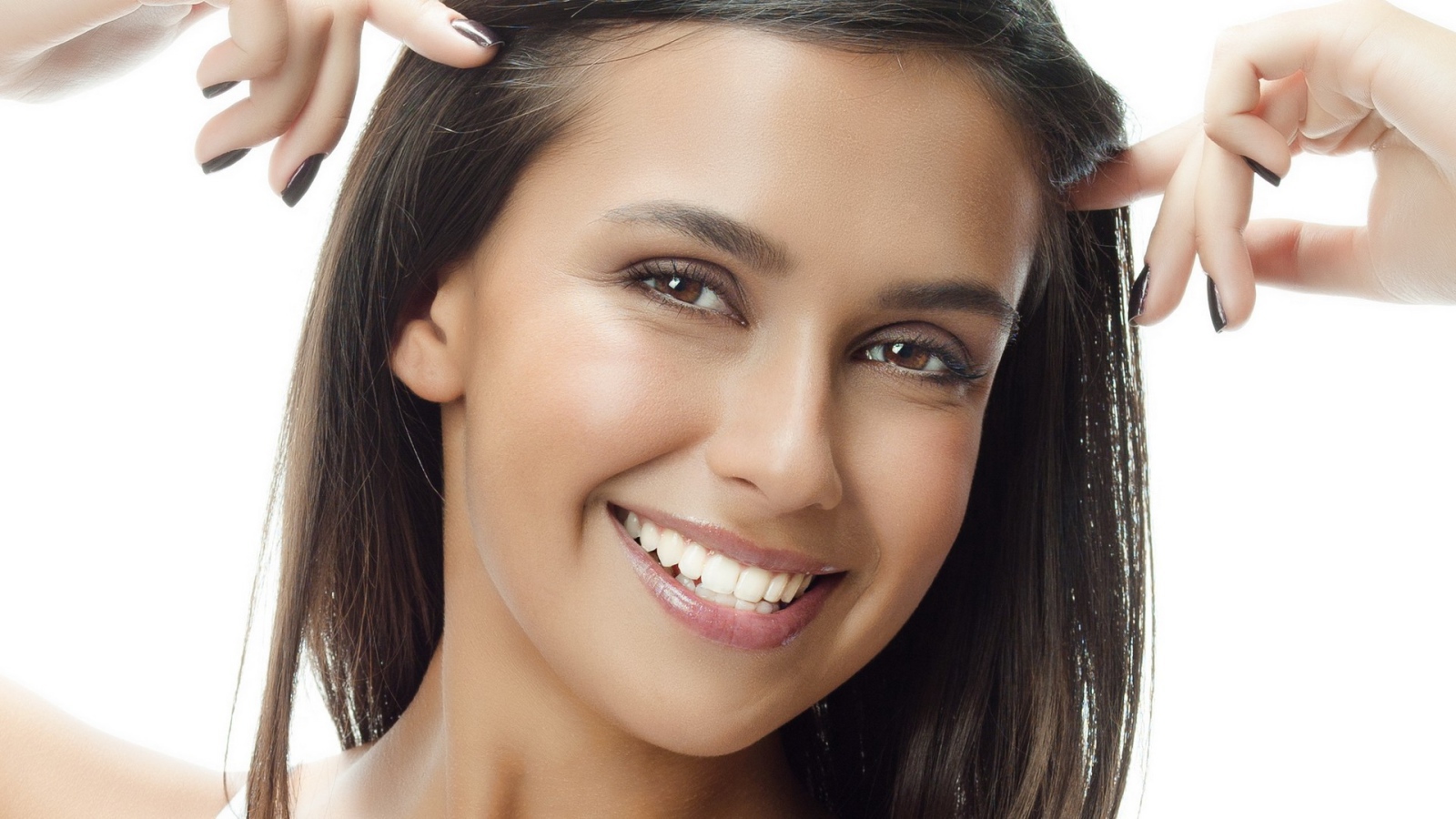 Девушка с очаровательной улыбкой