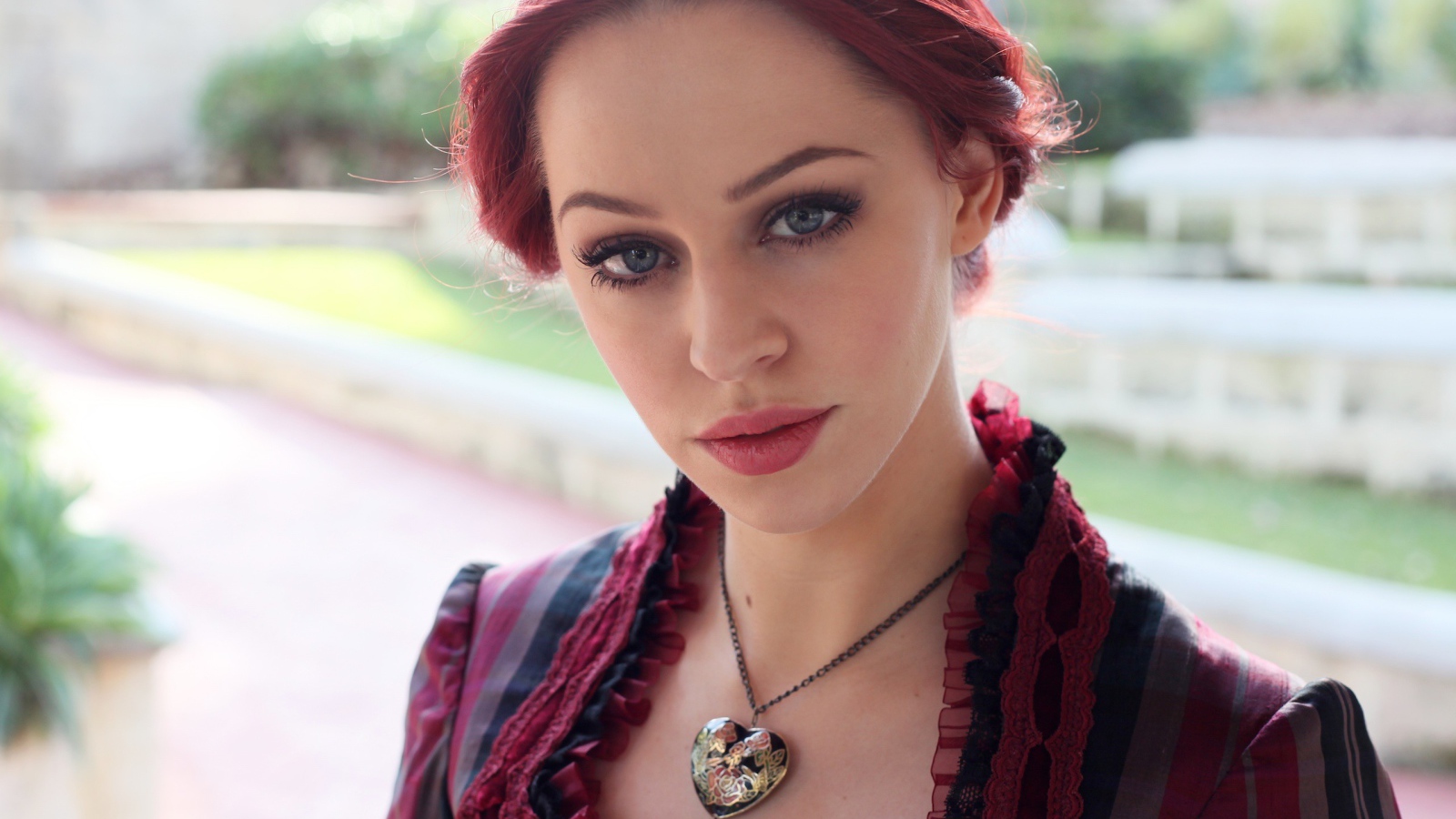 Девушка с кулоном