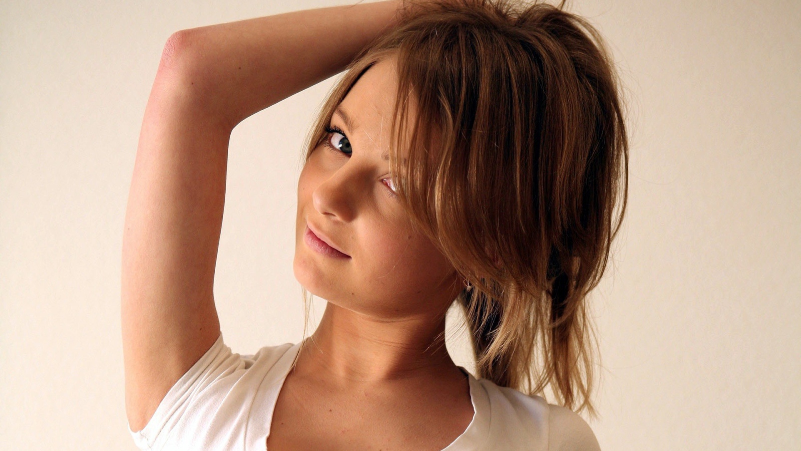 Поза с поднятой рукой