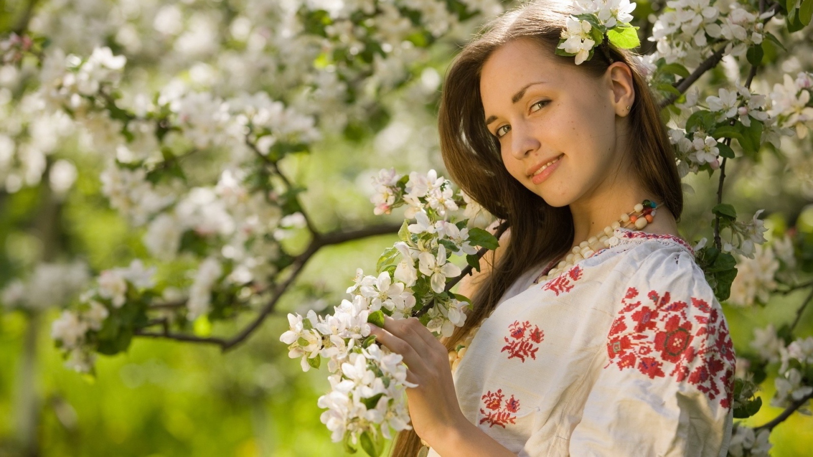 Девушка у цветущей яблони