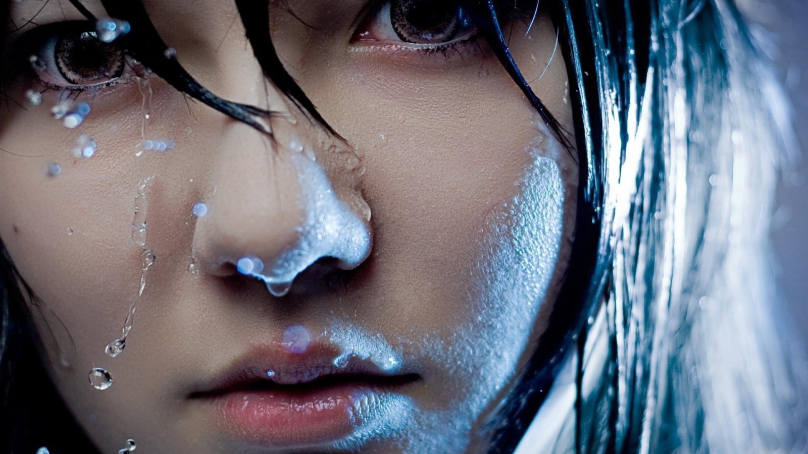 Лицо с каплями дождя