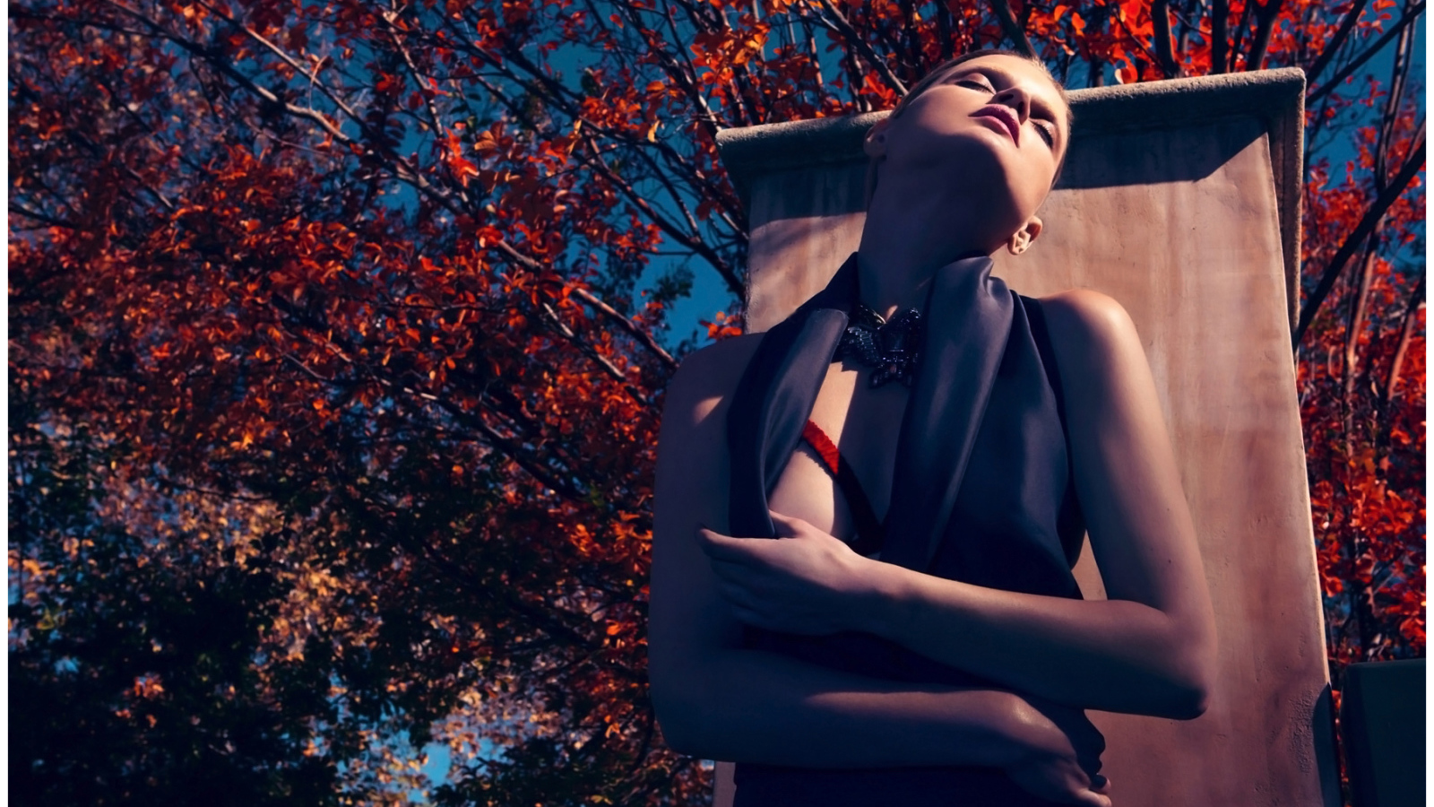 Фотография девушки на фоне осенних деревьев