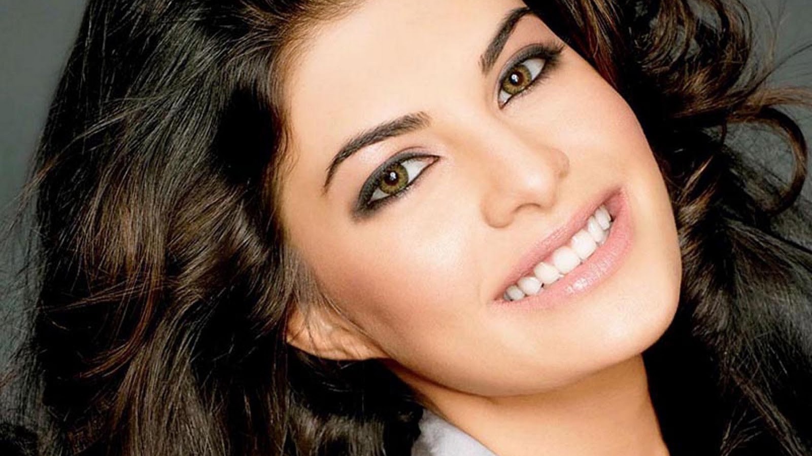 Брюнетка улыбается