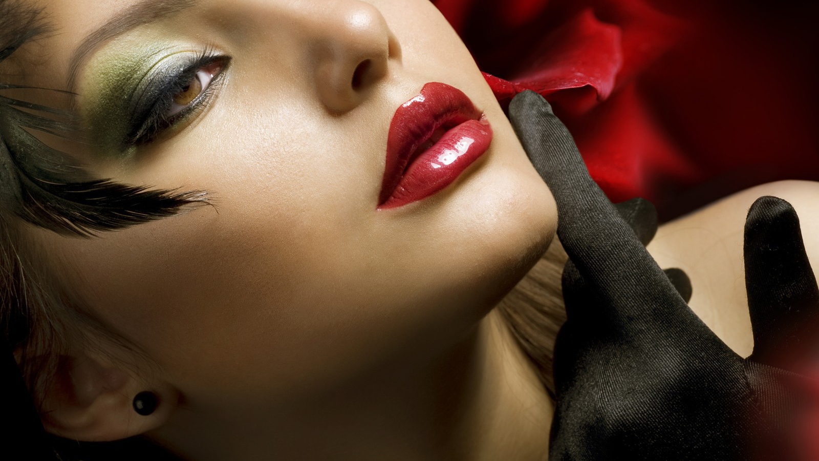 Брюнетка с сочными губами