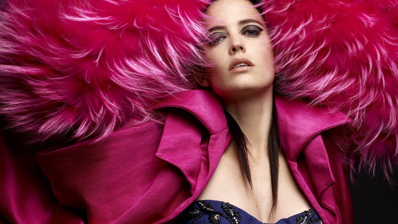 Девушка в розовой одежде