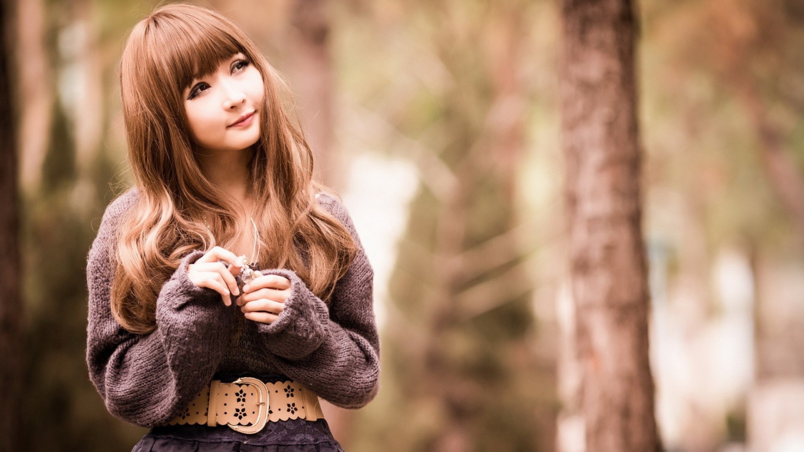 Девочка в свитере на природе